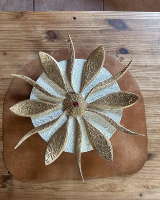Decorazione in legno e impasto bianco e oro