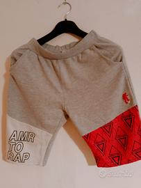 Pantaloncino shorts AMERICAN RAP grigio e rosso.