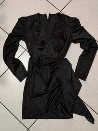 Abito corto nero elegante incrociato sul seno con