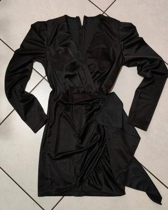 Abito corto nero elegante incrociato sul seno con