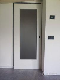 Porta scorrevole con vetro satinato