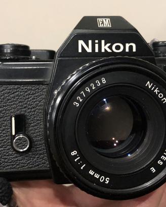 Nikon EM con Nikkor 50mm 1,8