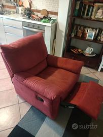 Poltrona rossa con poggia piedi