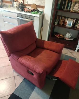 Poltrona rossa con poggia piedi
