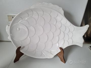 Piatto da portata a forma di pesce in ceramica