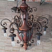 Lampadario Vintage in Ferro Battuto e Legno

6 Luc