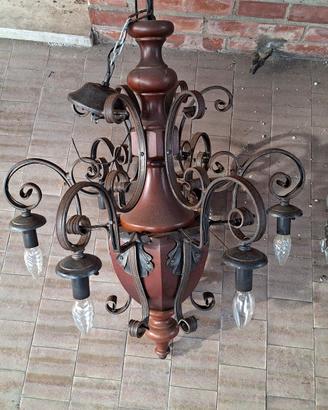 Lampadario Vintage in Ferro Battuto e Legno

6 Luc