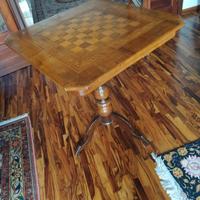 Tavolino vintage in legno di ulivo intarsiato.