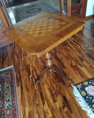Tavolino vintage in legno di ulivo intarsiato.