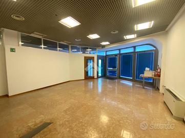 NEGOZIO A SELVAZZANO DENTRO