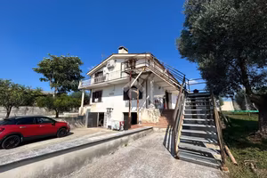 3 LOCALI A APRILIA