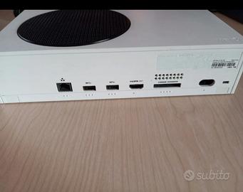 Xbox serie S con batterie ricaricabili.