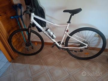 Bici ibrida bianca B'TWIN RIVERSIDE.