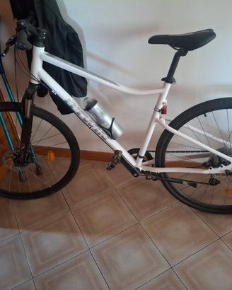 Bici ibrida bianca B'TWIN RIVERSIDE.