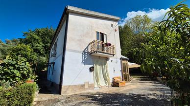 Casa indipendente con due appartamenti