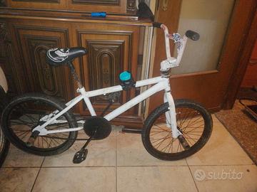 bicicletta BMX freestyle