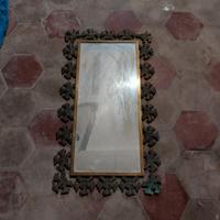 Specchiera con cornice in metallo bronzo. 