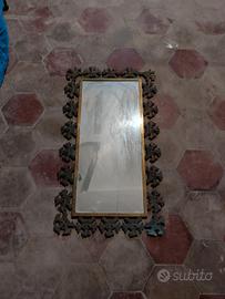 Specchiera con cornice in metallo bronzo. 