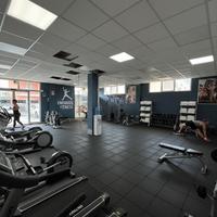 Locale commerciale con parcheggio privato