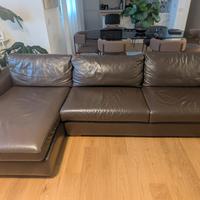 Divano in pelle con chaise-longue