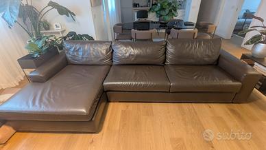 Divano in pelle con chaise-longue