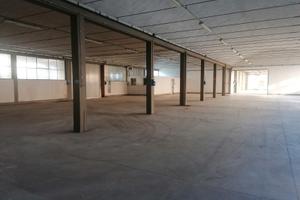 Capannone con uffici e appartamenti