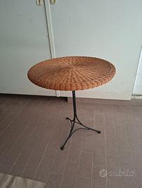 Tavolino in rattan con base in metallo, buon usato