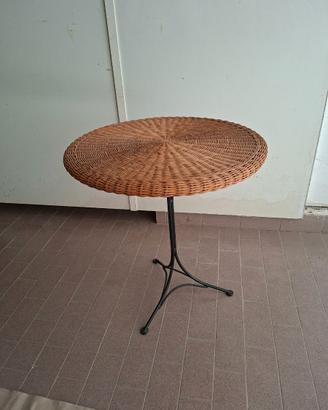 Tavolino in rattan con base in metallo, buon usato