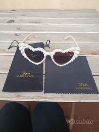 Occhiali da sole a forma di cuore