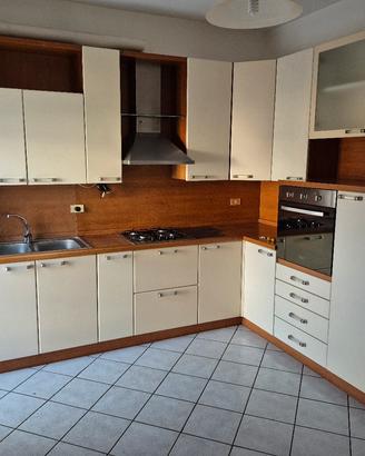 Cucina in buono stato d'uso con elettrodomestici.