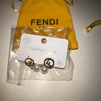 Orecchini perlina Fendi