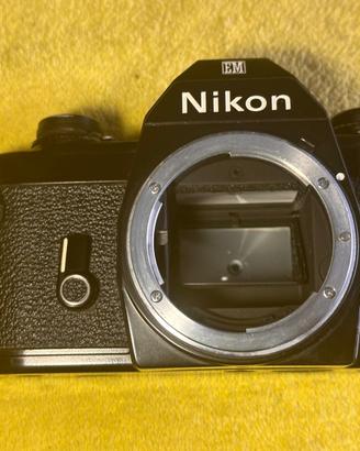 Nikon EM Reflex pellicola