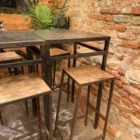 Tavoli alti con sgabelli