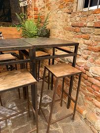 Tavoli alti con sgabelli