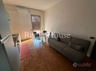 2Locali a Monza città balcone-posto auto-cantina