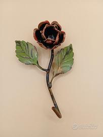 Rosa appendiabiti in ferro battuto 