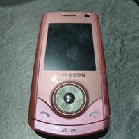 Telefono Samsung di colore rosa.