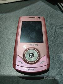 Telefono Samsung di colore rosa.