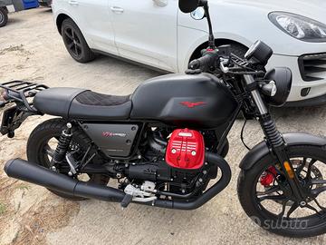 Moto Guzzi V7 carbon