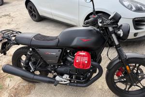 Moto Guzzi V7 carbon