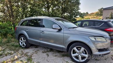 AUDI Q7  7 POSTI PROBLEMI AL MOTORE