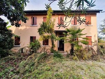 Casa indipendente con ampio giardino privato