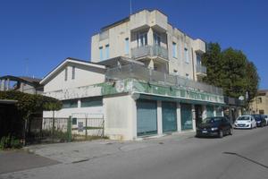 2 LOCALI A COMACCHIO
