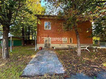 Soluzione indipendente con terreno, due pertinenze