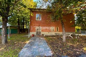 Soluzione indipendente con terreno, due pertinenze