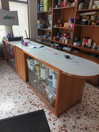 bancone e mobile negozio