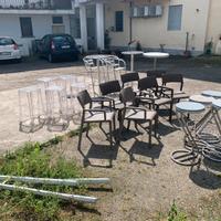 Sedie, sgabelli, tavoli