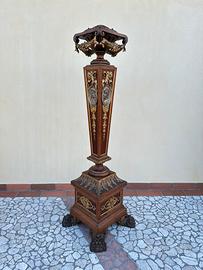 Colonna in legno con fregi decorata intagliata