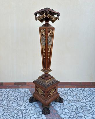 Colonna in legno con fregi decorata intagliata