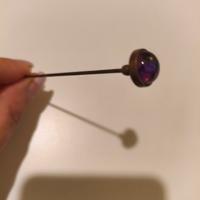 spilla antica per cappelli in metallo e ametista 
